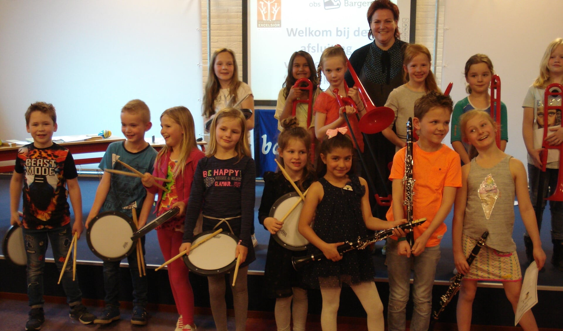 De jonge muzikantjes en hun lerares. Foto: Clemens Bielen