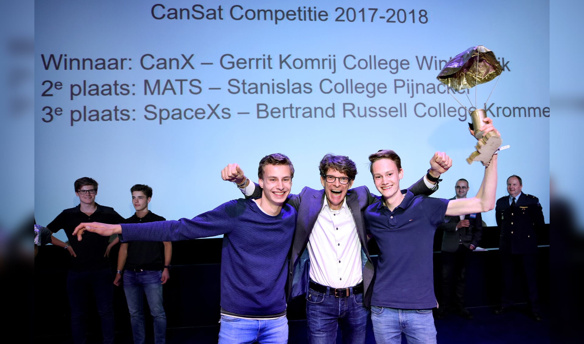 Teamleden Oscar en Floris van het winnende team CanX uit Winterswijk met hun docent. Teamleden Marnix en Jeroen ontbreken op de foto. Foto: DigiDaan
