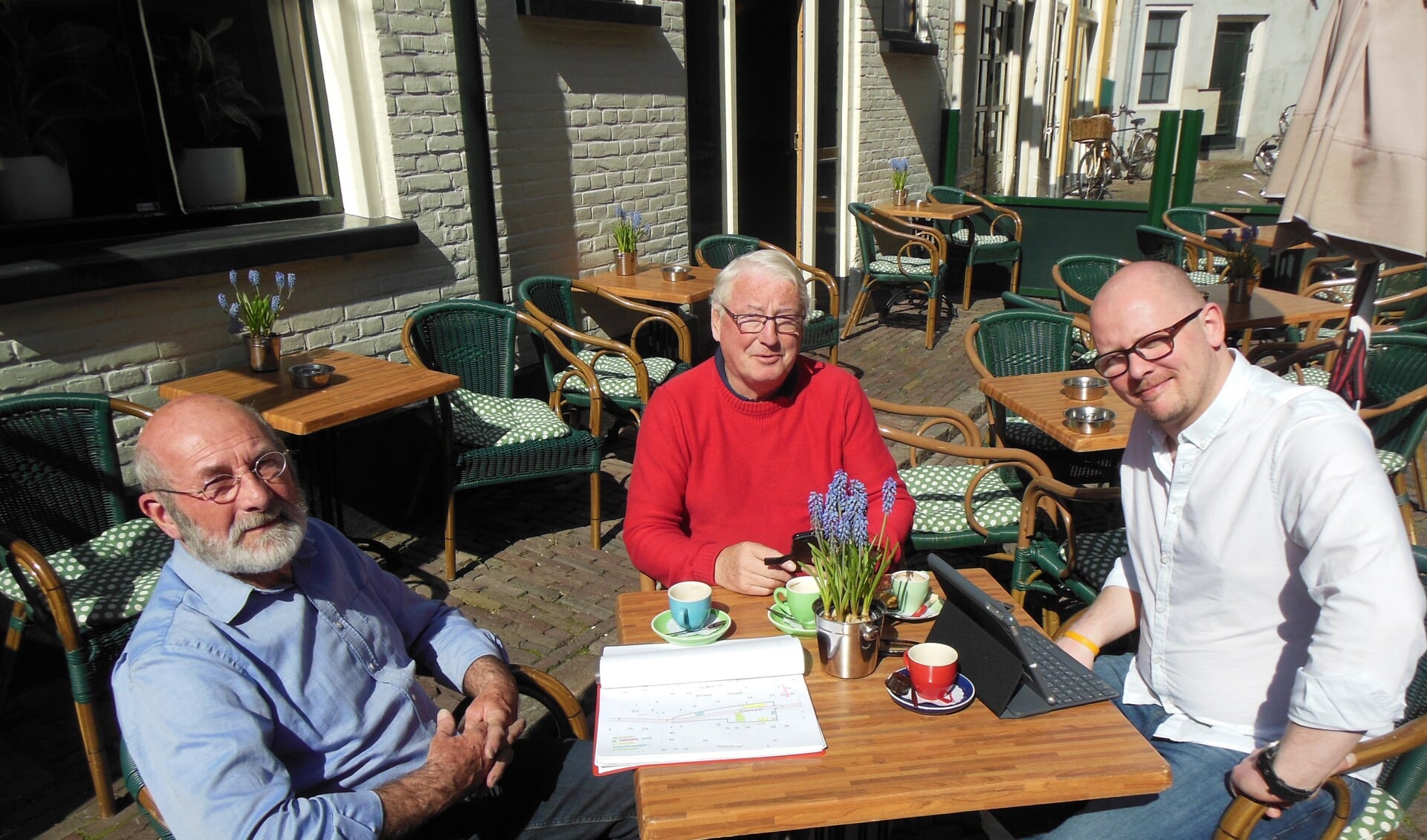 Stan Hompe, Hans Adema en Berry Vink (v.l.n.r.) zetten in goed overleg de puntjes op de i voor de Zutphense 5 mei festiviteiten. Foto: Eric Klop 