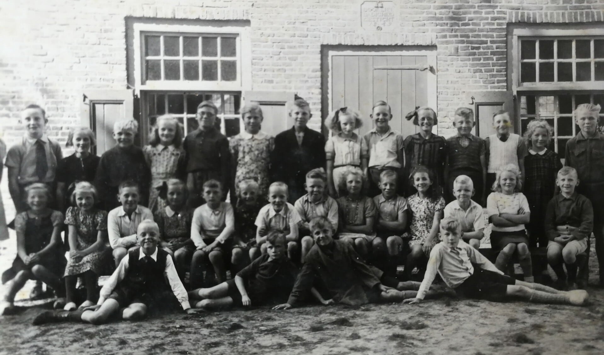 Klas 4 en 5, net na de oorlog in het noodgebouw De Stoave. Voorste rij, zittend vijfde van rechts: Willem Reurslag. Foto: Willem Reurslag