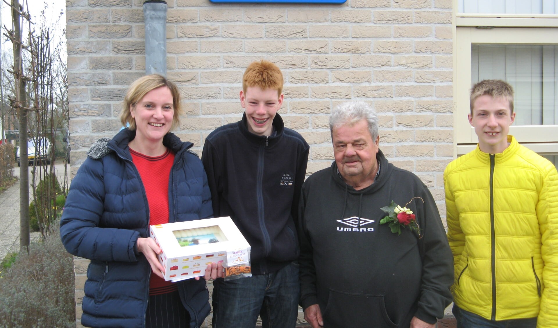 Willem Hollink te midden van Roos Willemsen en Raymond Pennings (rechts) en Jay Wossink. Foto: Bart Kraan