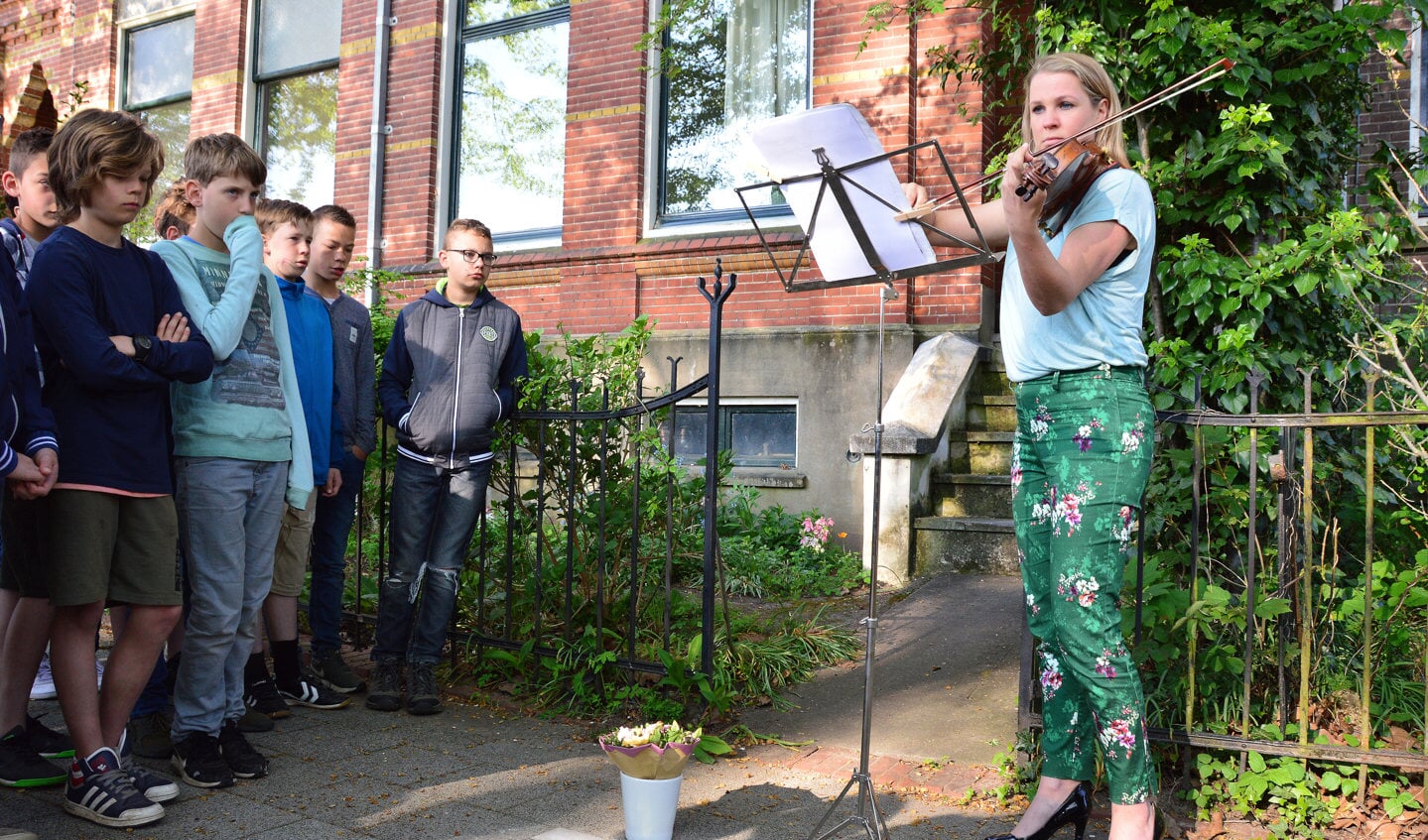 Violiste Esther Würstenhoff sluit de ceremonie af met vioolspel. Foto: PR