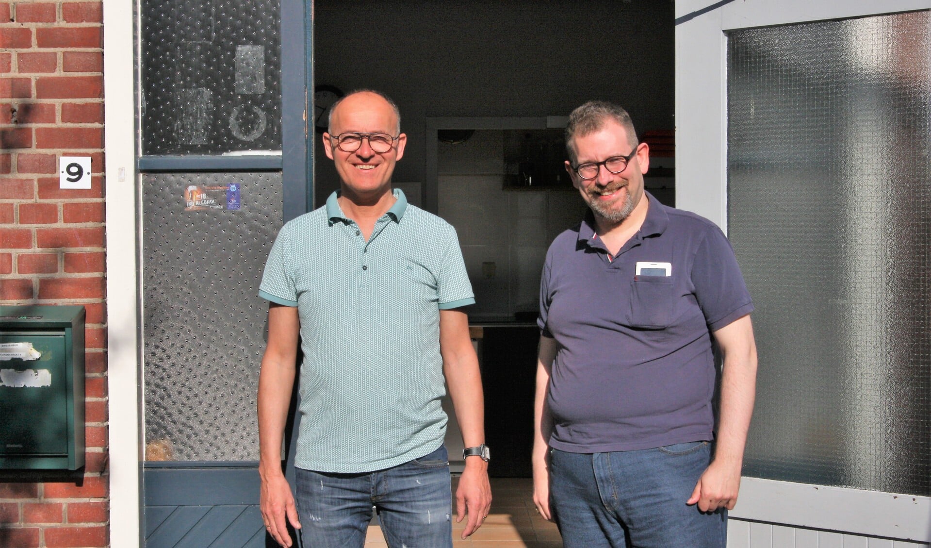 Bert Lobeek en Mos Meijler voor de deur van de dansschool. Foto: Sander Damen