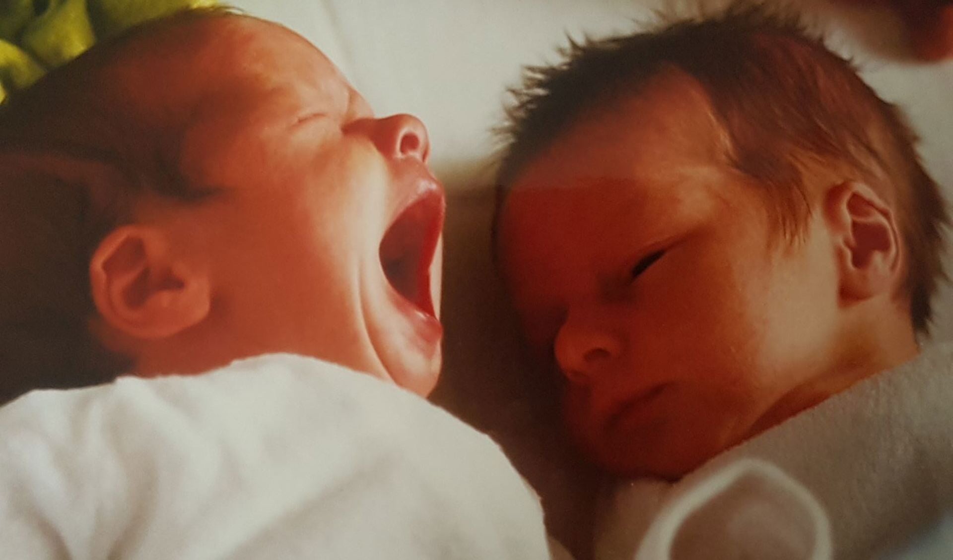 Als pasgeboren baby's kwamen Timo en Sven Wevers in het verkeerde bedje te liggen. (eigen foto)