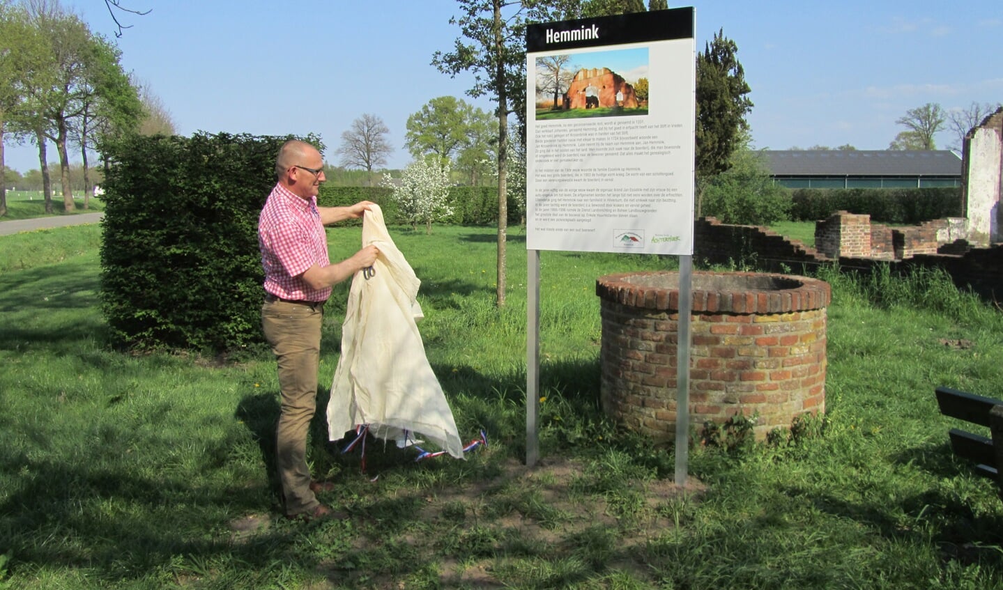 Wethouder Te Gronde onthulde een bord over de vervallen boerderij Hemmink. Foto: Bernhard Harfsterkamp