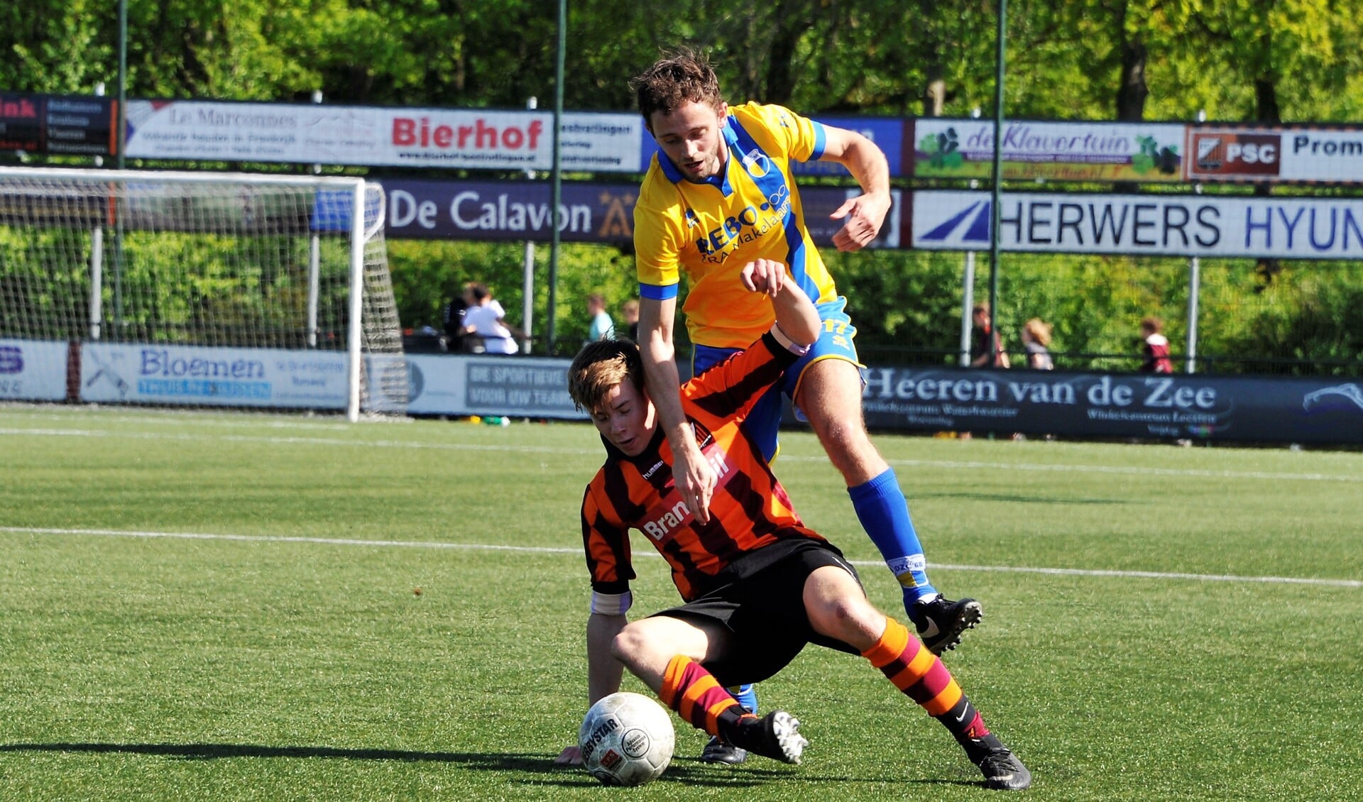 Actie tijdens de wedstrijd FC Zutphen zat.1 tegen DZC '68 die in 0-4 eindigde. Foto: Hans ten Brinke