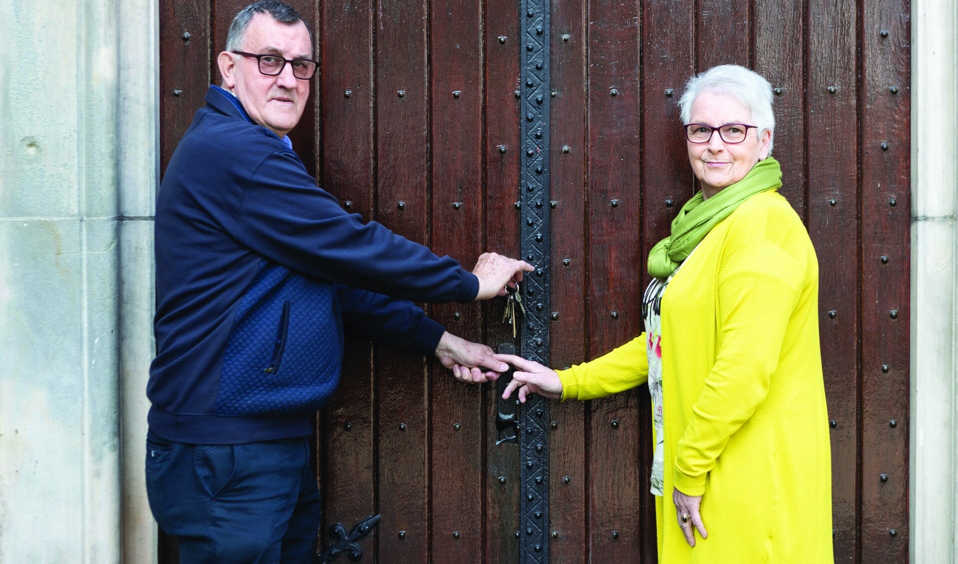 Jan en Rikie Matser voor de deuren van ‘hun’  St. Walburgiskerk. Foto: Patrick van Gemert (Zutphens Persbureau)