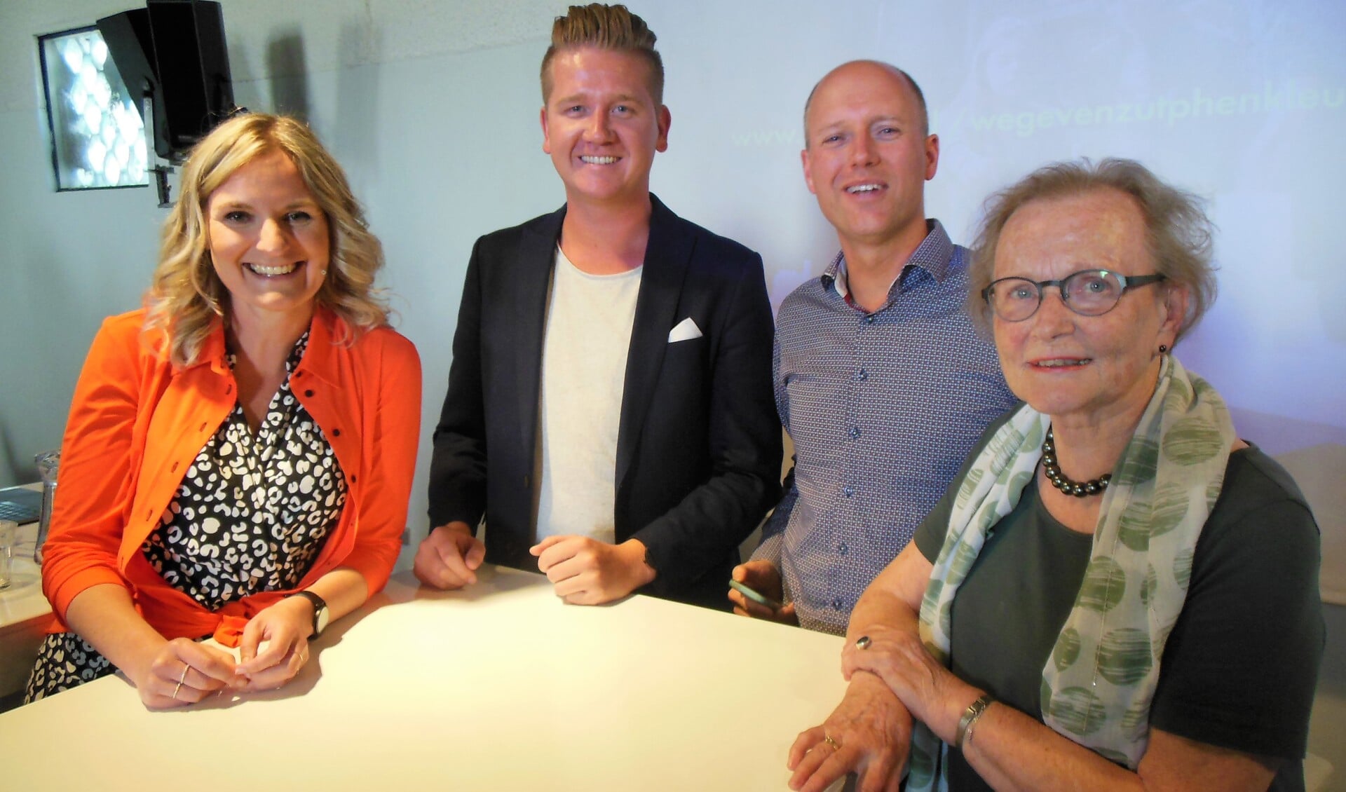 Liza Luesink, Nils Müller, Jasper Bloem en Antje van Dijk zijn blij met het gesloten coalitieakkoord van GroenLinks, SP, PvdA en VVD. Foto: Eric Klop