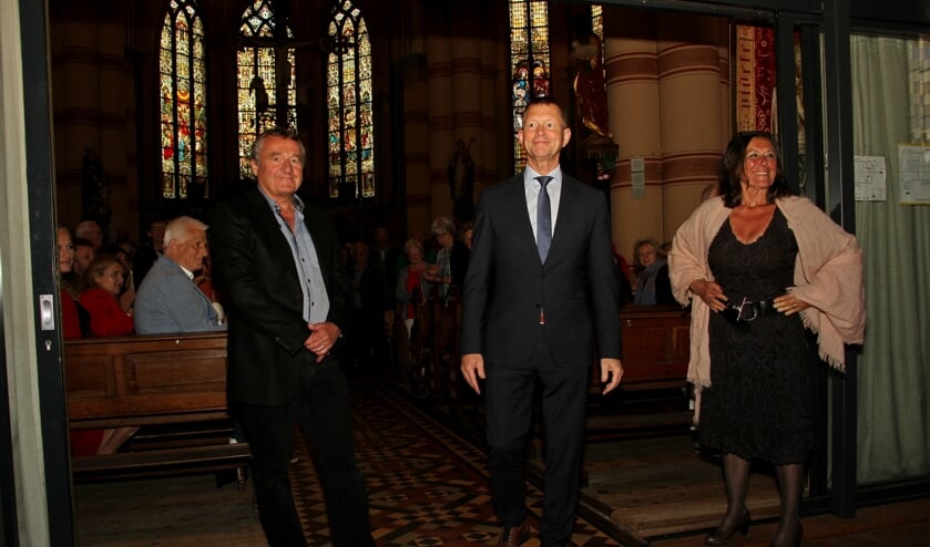 De expositie over de St. Martinuskerk is door wethouder Peppelman (m.) geopend op uitnodiging van Anne van der Vliet en Frans Helmich. Foto: Liesbeth Spaansen