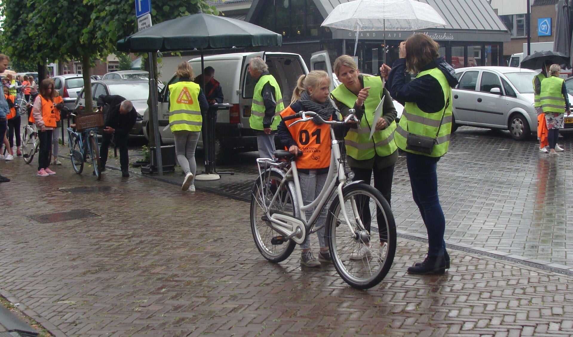 Na de fietscontrole mogen de leerlingen de weg op voor het praktisch verkeersexamen. Foto: Wim Klein Kranenbarg