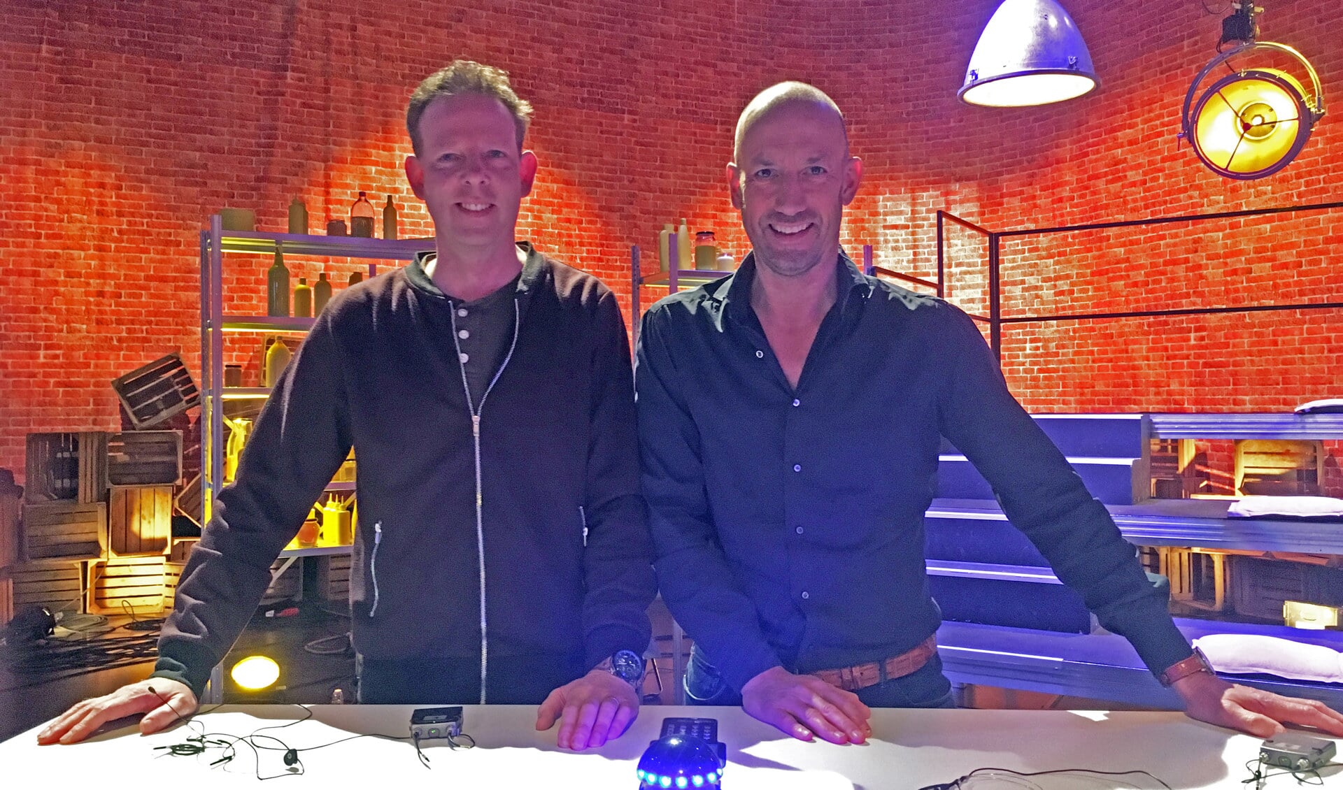 Chef kok Rob Weijers en eigenaar Bert van Zijtveld tijdens de opnamen van de Keuringsdienst van Waarde Quiz Foto: PR. 