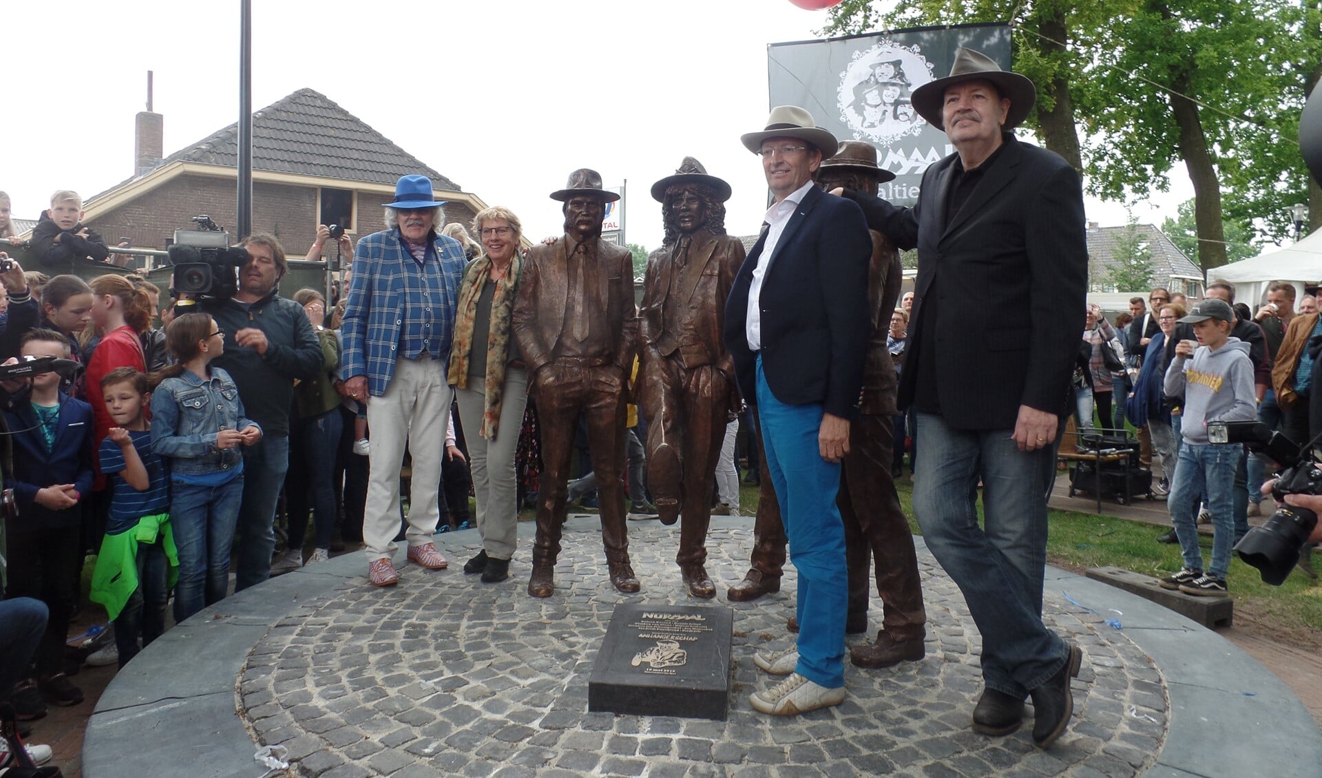 Bennie Jolink, Irma Manschot, Ferdi Joly en Willem Terhorst omarmen hun standbeeld. Foto: Henri Walterbos