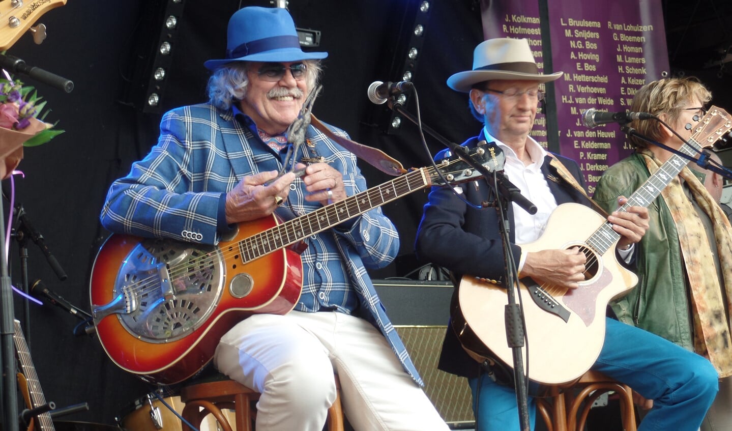 Bennie Jolink neemt namens de band de Gouden Haas in ontvangst. Foto: Henri Walterbos 