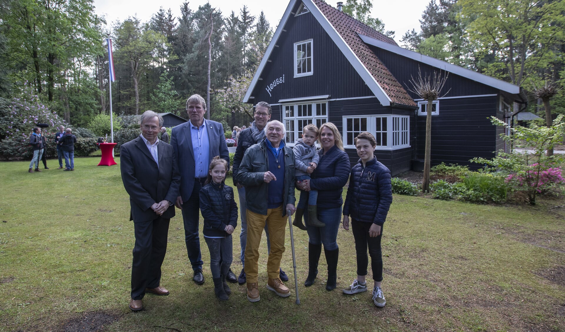 Willem Bijleveld, René Sueters, Frits Gies en de familie Schmidt voor de historische vakantiewoning. Foto: PR