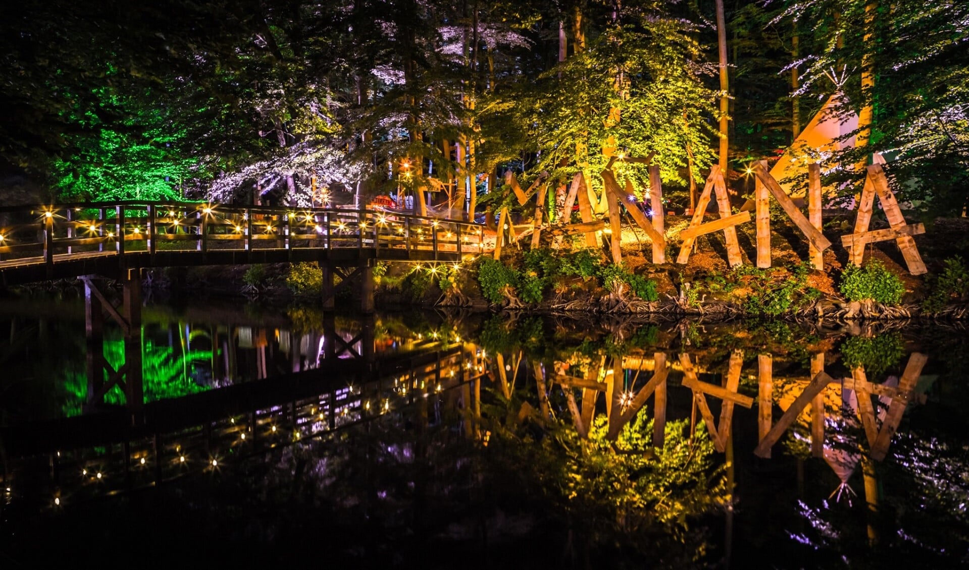 's Avonds is het terrein verlicht met honderden gekleurde lampjes. Foto: PR