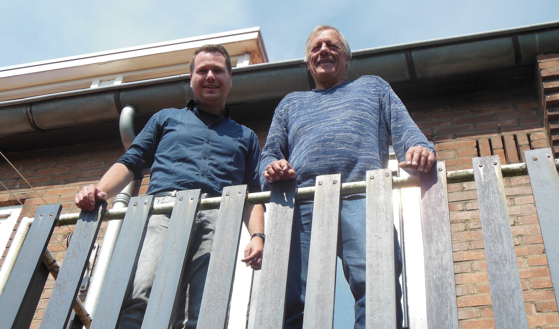 Ger Smeman (rechts) en Jeroen aan het Rot zien de zonnige kant van het Woningverbeterplan. Foto: Eric Klop