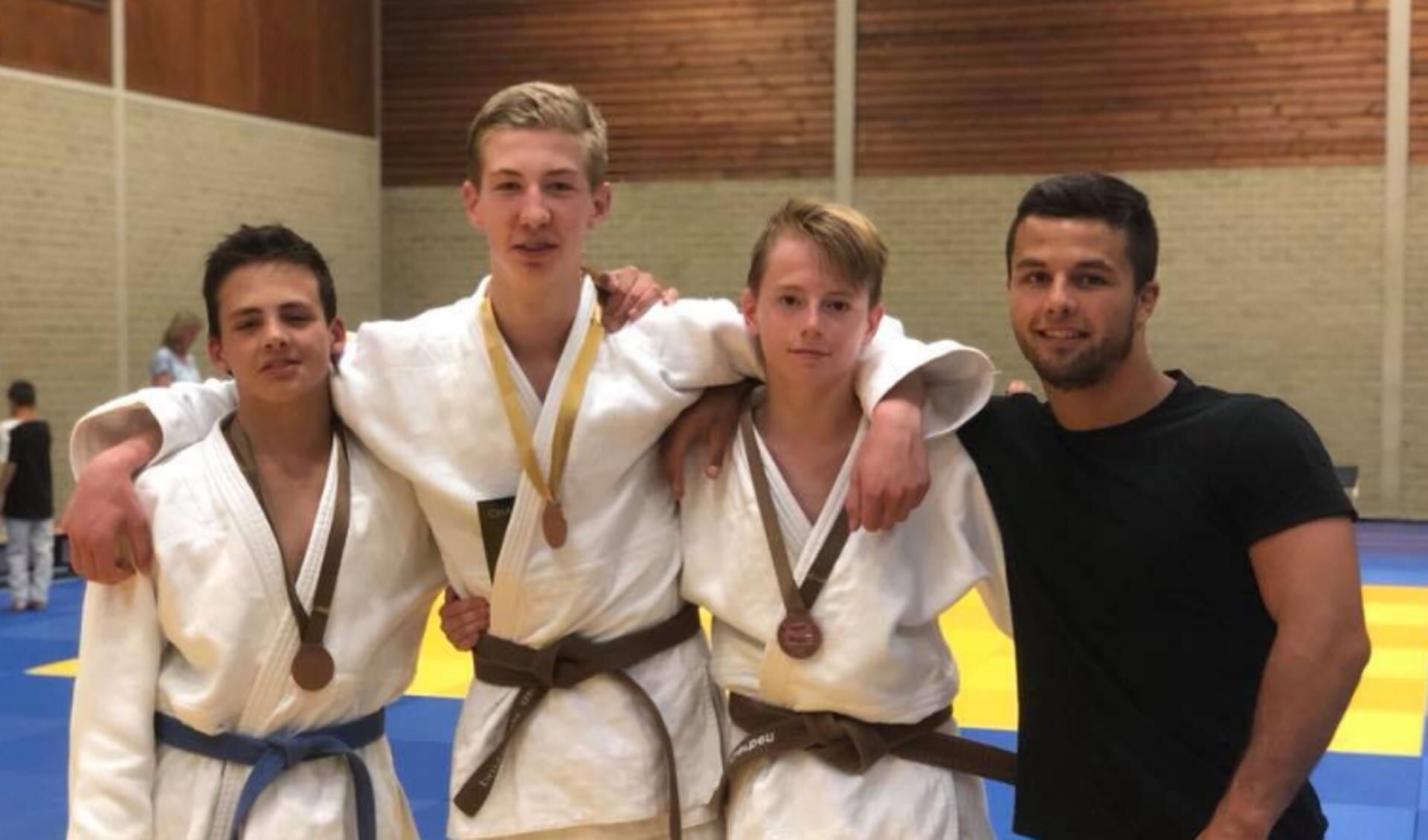Vlnr Jerre Smeets (brons), Luuk van Nieuwland (goud), Gerben ten Have (brons) en coach Ricardo Chirco (goud). Foto: PR
