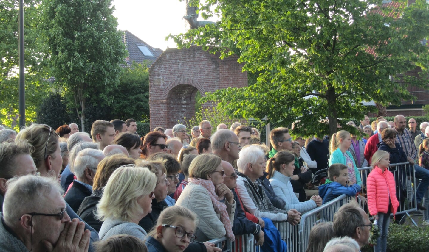 Veel belangstelling voor de dodenherdenking. Op de achtergrond het monument voorTante Riek. Foto: Bernhard Harfsterkamp