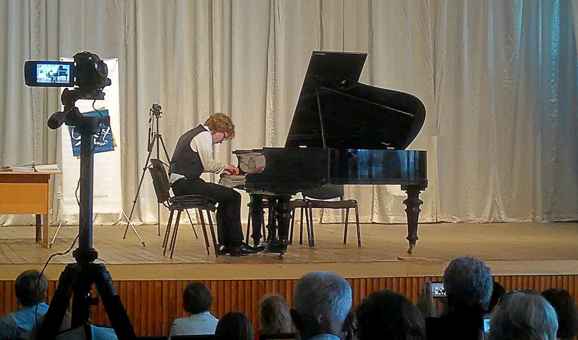 Derk-Jan Terpstra wint drie eerste prijzen met zijn optreden op het zesde International Festival ‘Chestnut Grand Piano’ in Kiev. Foto: PR