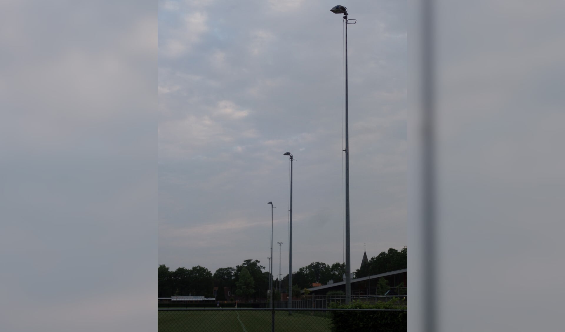 Het aanbrengen van LED-verlichting op de velden van sportpark 't Rikkelder van VV Ruurlo zijn aanzienlijke kosten  gemoeid..Foto: Jan Hendriksen. 