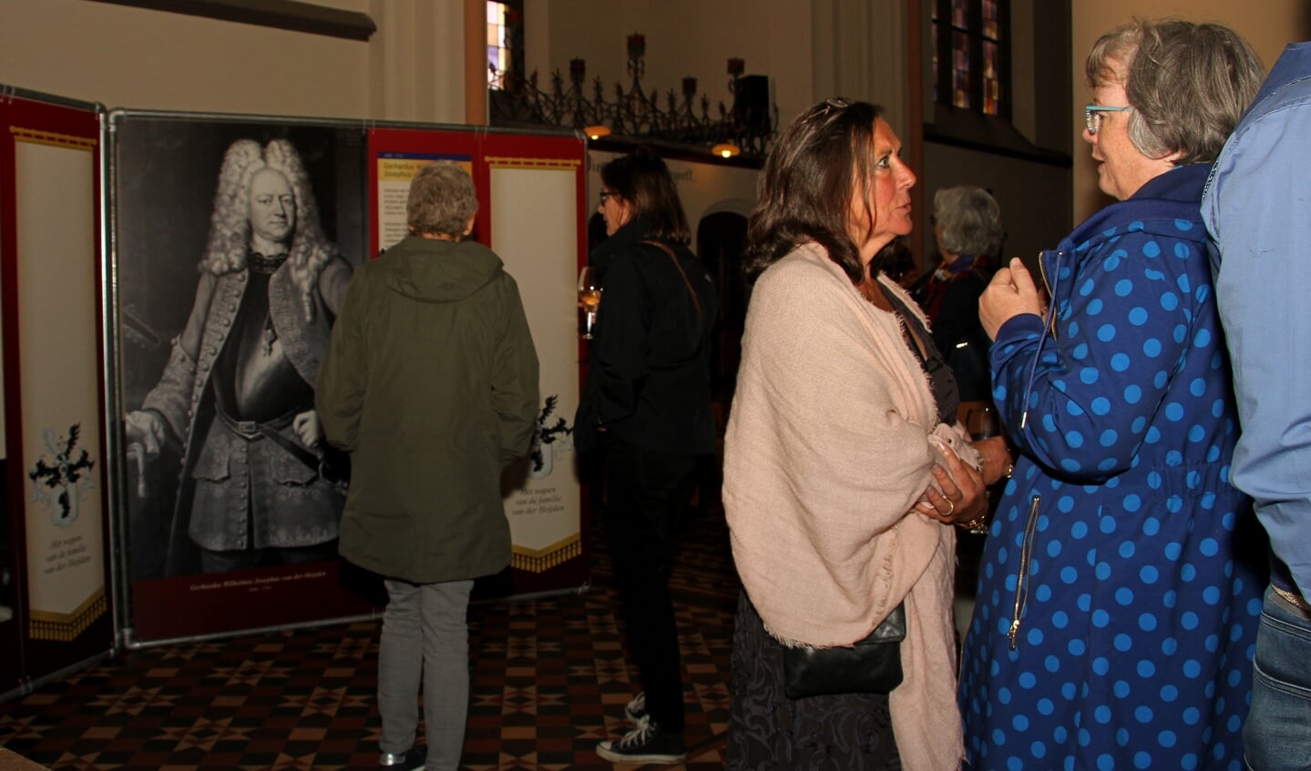 De expositie wordt bewonderd door de gasten. Foto: Liesbeth Spaansen