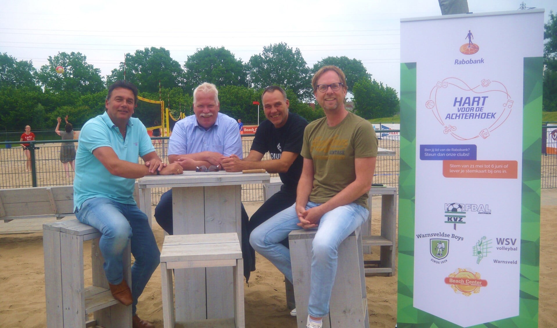 Henk Jan Milius (KVZ), Bas de Bruijn (Warnsveldse Boys), Max van Leeuwen (WSV Volleybal) en Jan Nijstad (Beach Center). Foto: PR