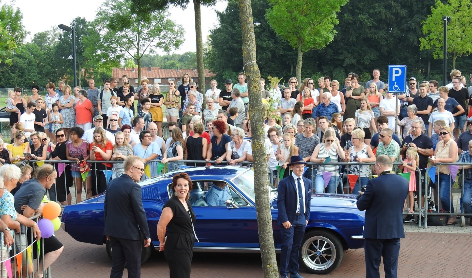 Jeffrey voor de blauwe Ford Mustang. Foto: familie Plekenpol