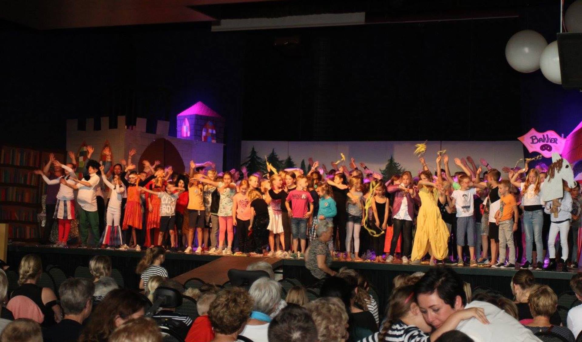 Een podium vol jonge acteurs en actrices bij de vorige editie van de DITO Theaterweek. Foto: Leonie Giezen