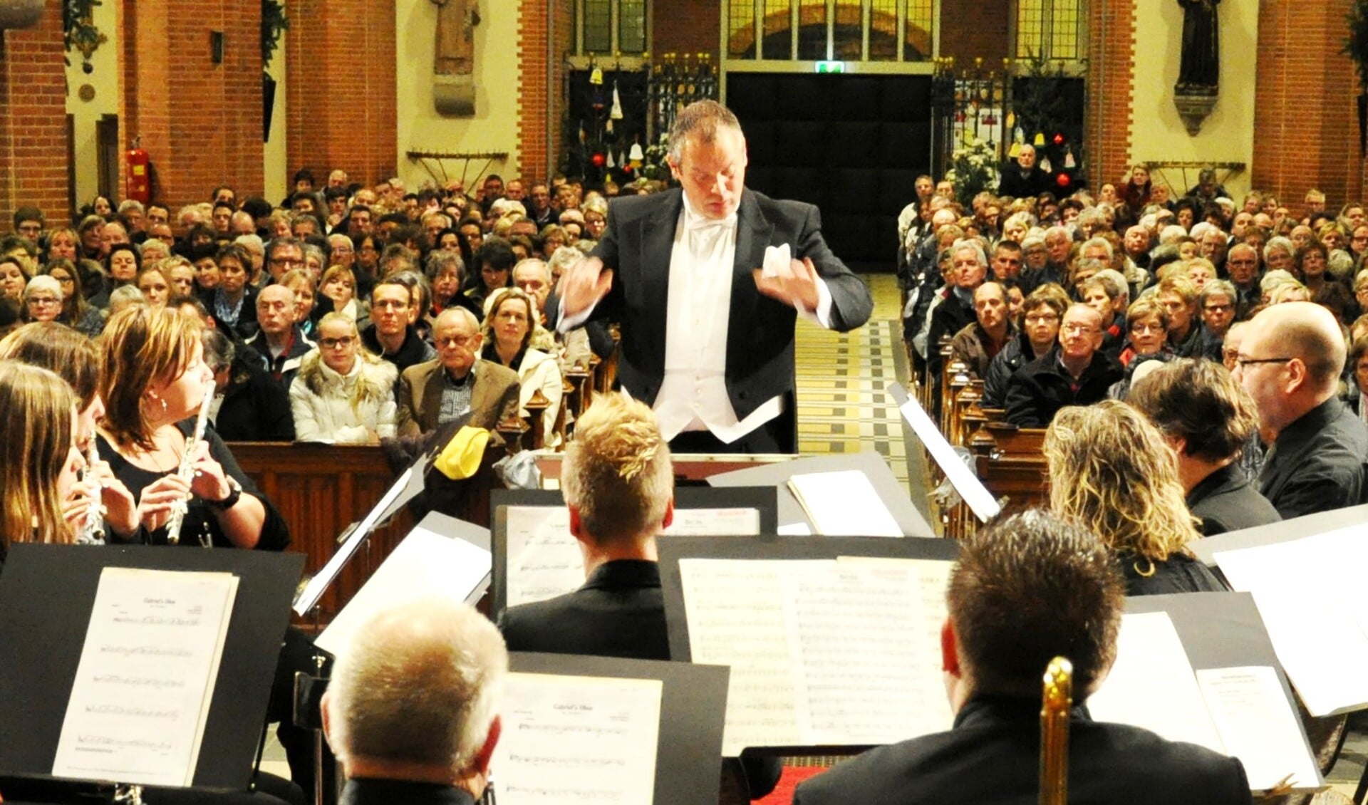 Dirigent Marcel Loff van Muziekvereniging Groenlo tijdens een concert in de Calixtusbasiliek. Foto: Theo Huijskes