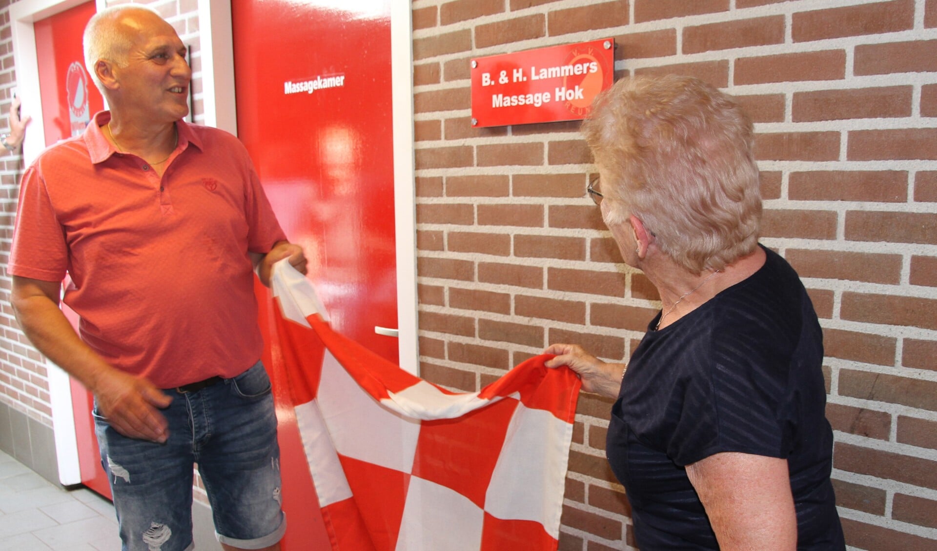 De onthulling van het het naambordje. Foto: PR