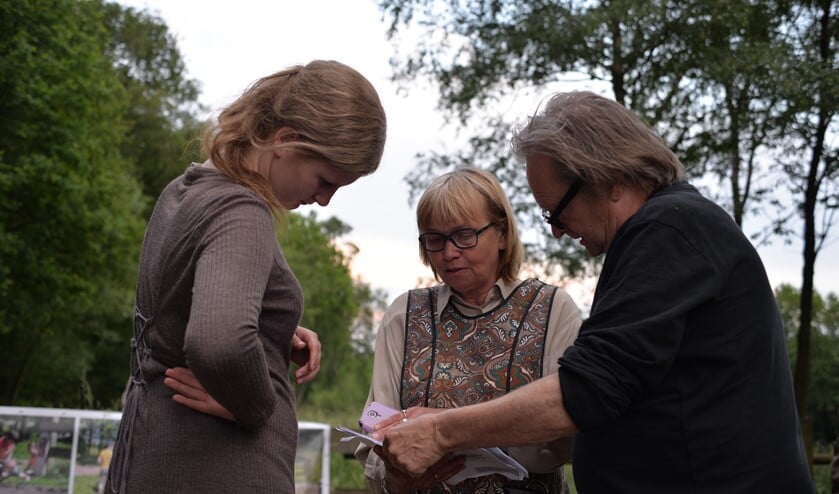 heo Soontiëns (rechts) geeft regieaanwijzingen aan T.O.E.P. tijdens een repetitie. Op de achtergrond: de aankondigingsposter van Dwarsliggers. Foto: Michiel Naaldenberg