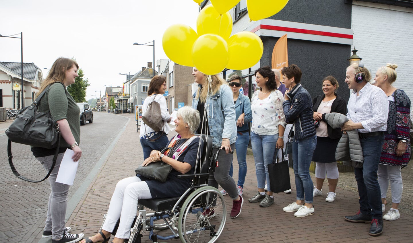 Deelnemers aan het congres Radicale Vernieuwing gaan door Vorden met rolstoel bril en oordoppen. Foto: Wiebke Wilting
