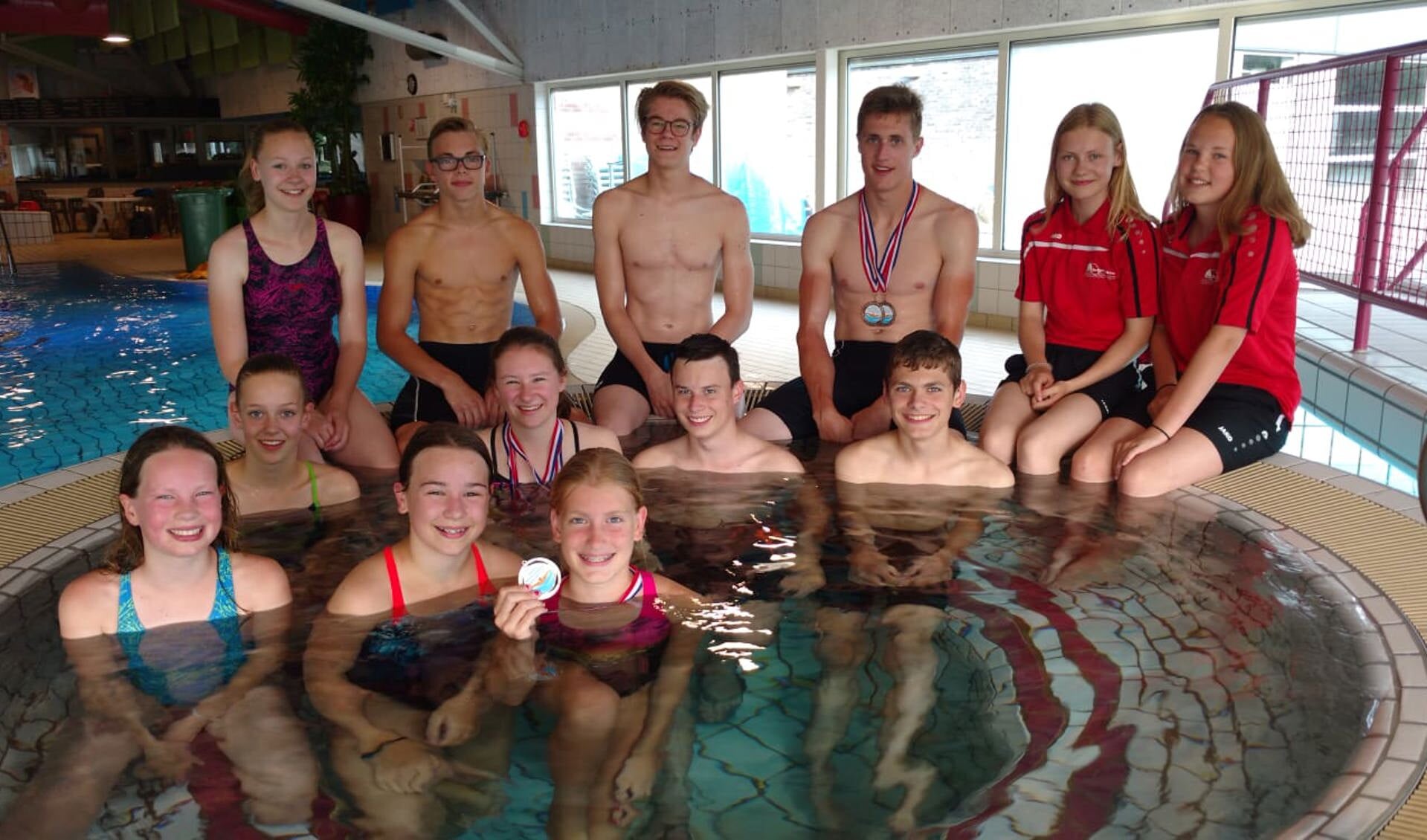 Een deel van de regionale zwemmers die aan de Gelderse kampioenschappen deelnamen. Foto: PR