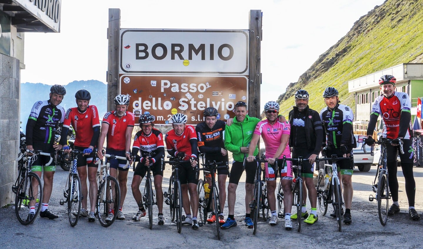 De ‘elf’ wielerfanaten hebben de top van de Passo dello Stelvio in Italië bereikt. Foto: PR