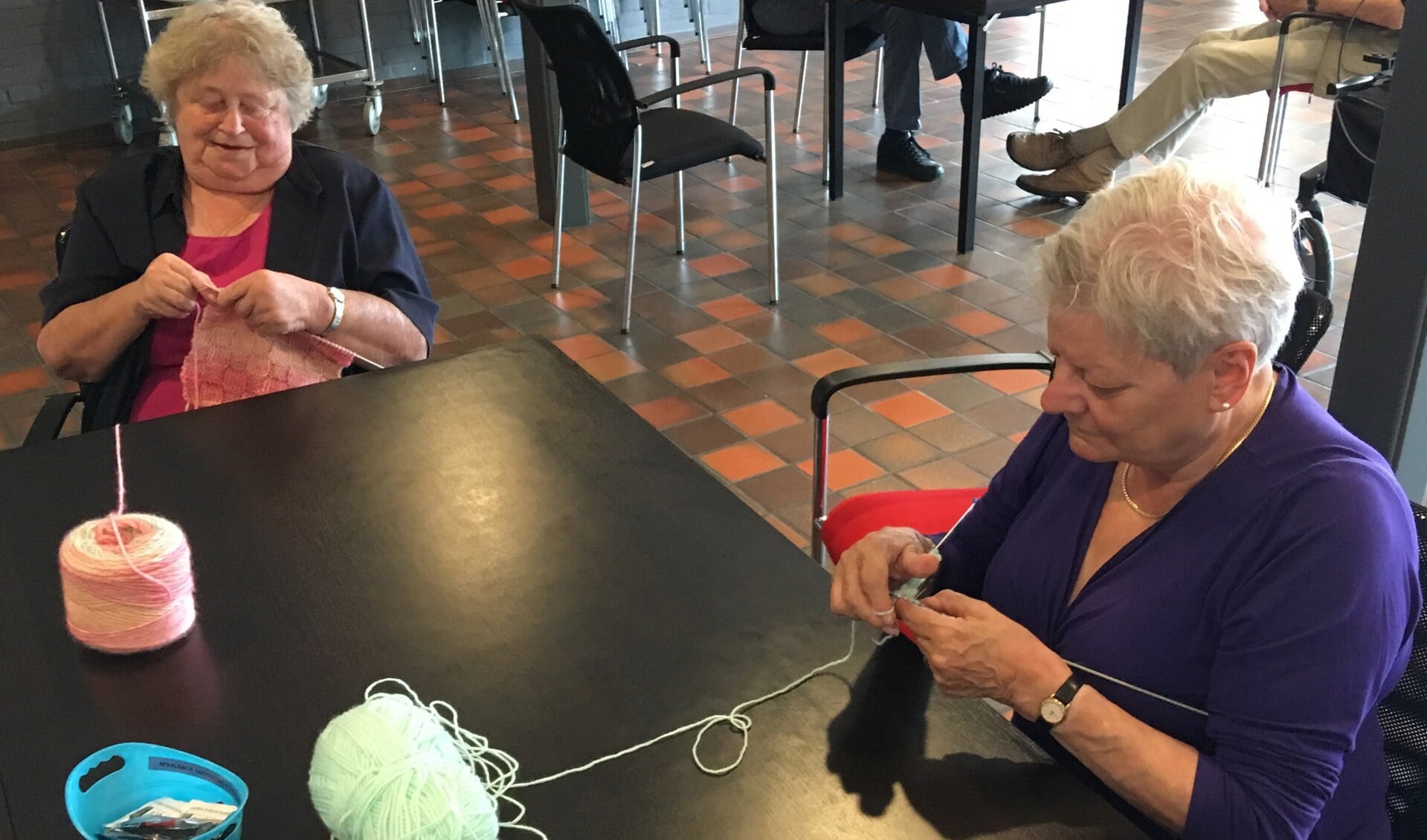 Erna Steman (77) en Hetty Fransen (69) zijn trouwe bezoekers van 'Ontmoeting en Dagbesteding'. Foto: PR