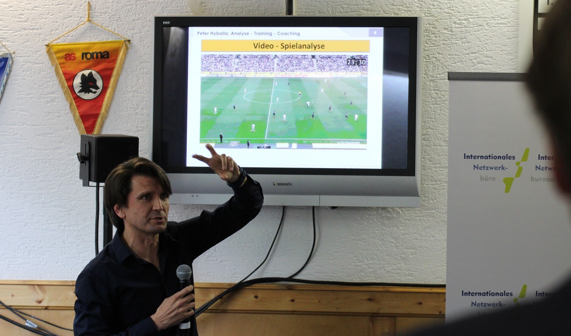 Profvoetbaltrainer Peter Hyballa doceert aan ondernemers uit de grensstreek. Foto: Tim Schuelingkamp