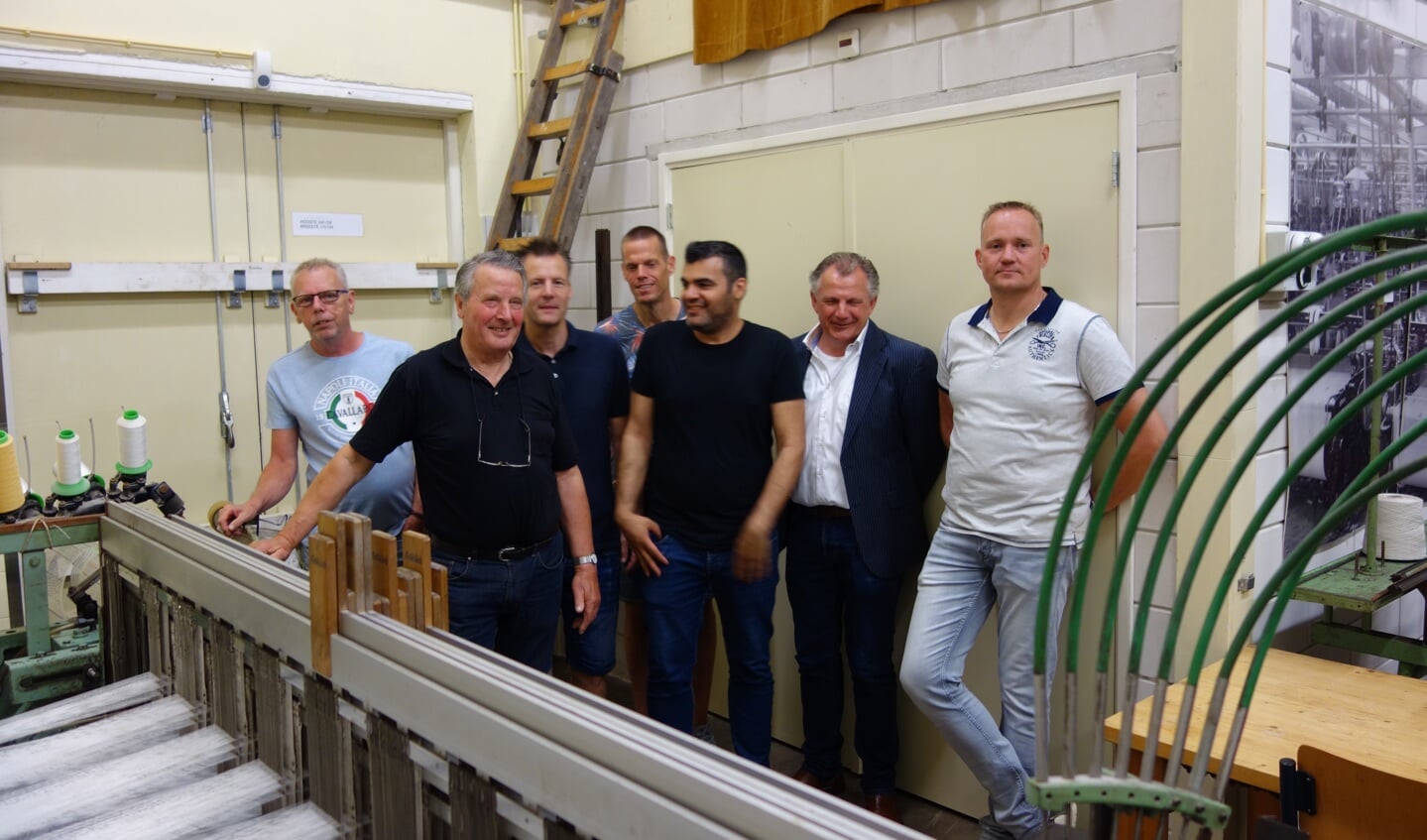 Een groep medewerkers van Gaudium, die in 2017 nog met de machine werkten. Foto: Clemens Bielen
