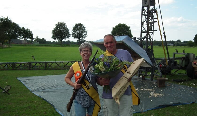 Berrie Stapelbroek (l) mag zich een jaar lang Koningin van de Meene noemen. Foto: PR