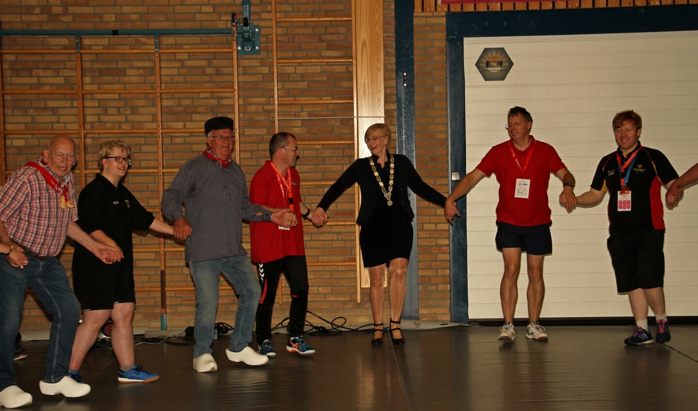 Burgemeester Besselink doet sportief mee met de warming-up. Foto: Liesbeth Spaansen