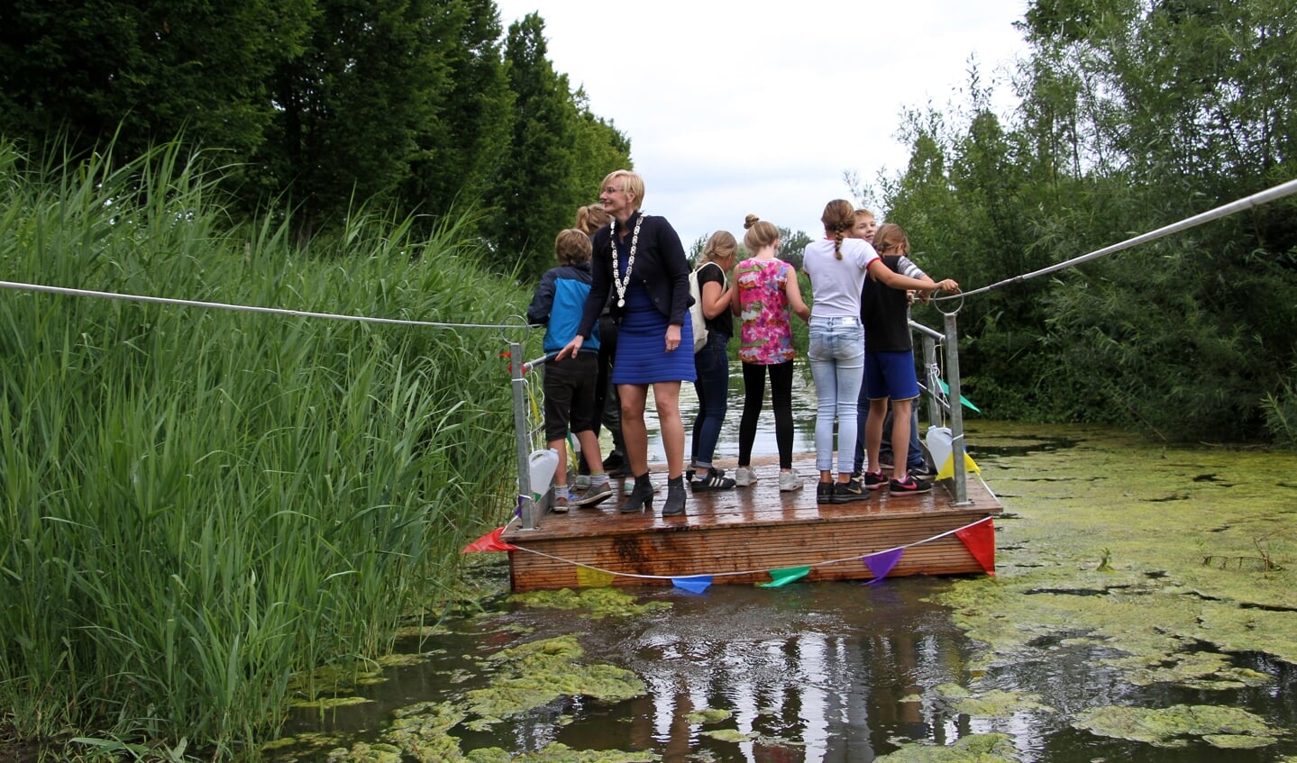 Burgemeester Besselink gaat met de kinderen mee naar de overkant. Foto: Liesbeth Spaansen