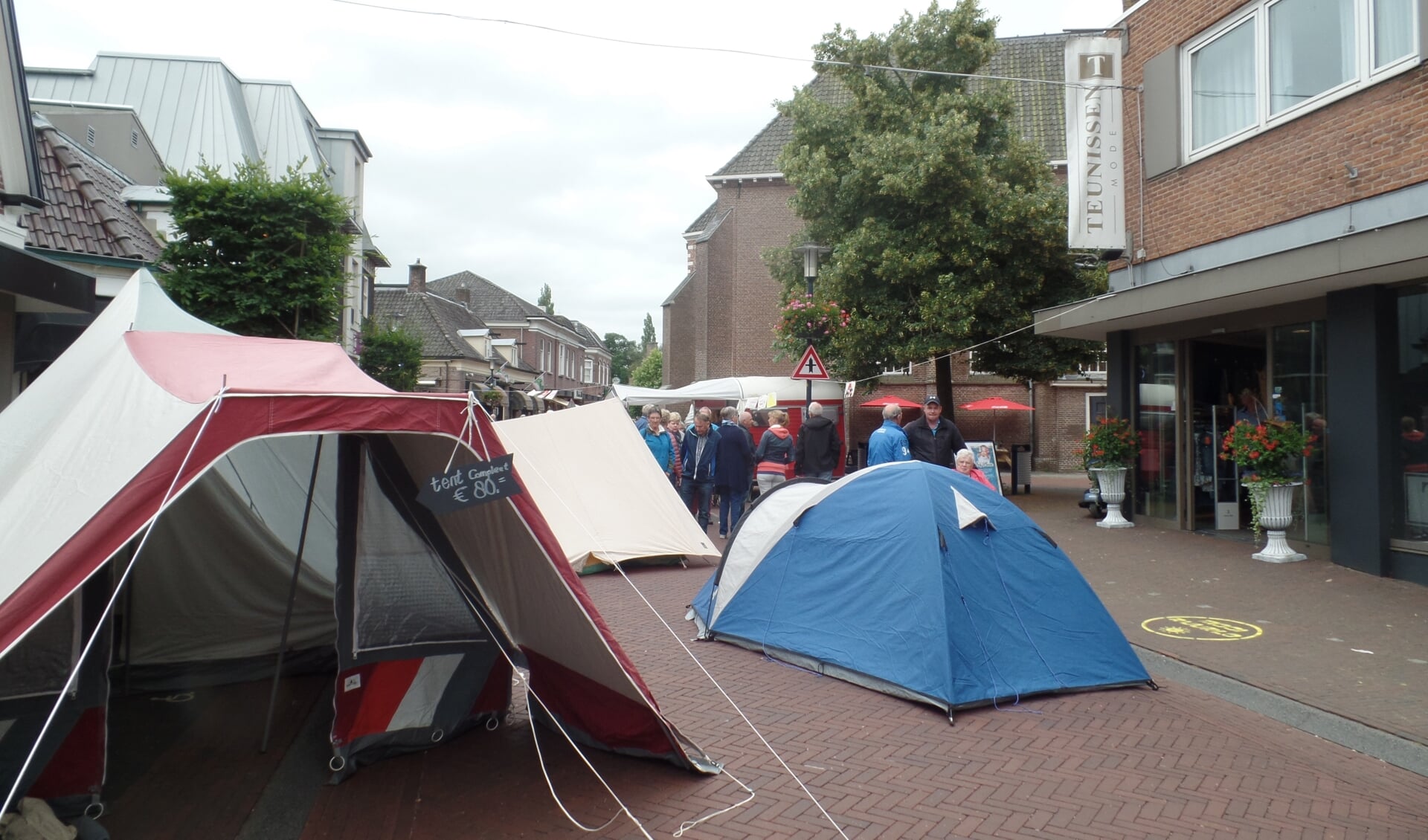 In de Dorpsstraat waren een vijftal tenten opgezet in het kader van 'Ruurlo goes on Holiday'.Foto: Jan Hendriksen. 