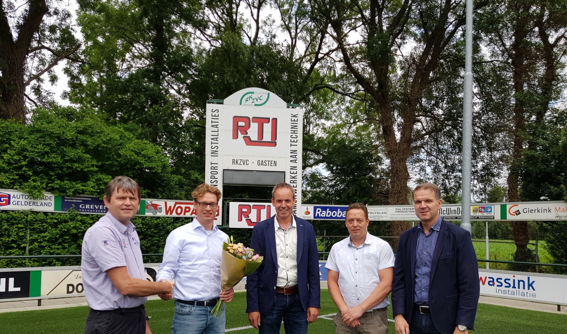 Op de foto (vlnr): Johnny Cuppers (Voorzitter RKZVC), Han Rouwhorst, Manfred Harbers en Normen Rouwhorst (Directie RTI), Joris Wassink (Voorzitter BC RKZVC). Foto: PR