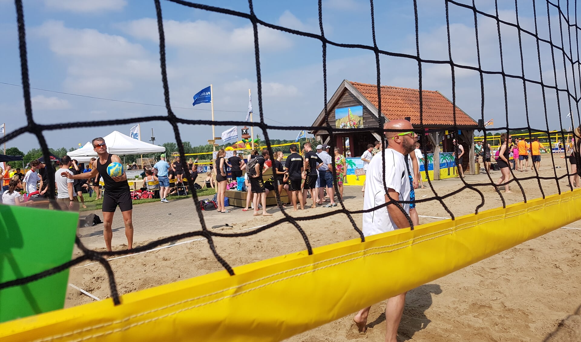 Veel teams en toeschouwers op het WIK beachvolleybaltoernooi. Foto: Marieke Rutjes