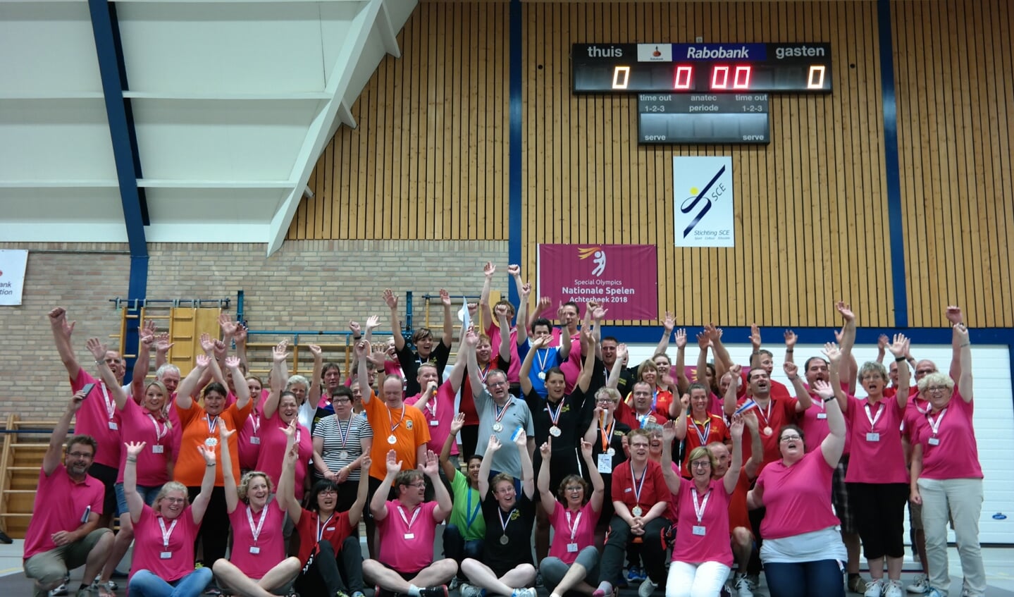 Alle sporters, coaches en vrijwilligers van het Special Olympics Badmintontoernooi. Foto: Bert Wisselink