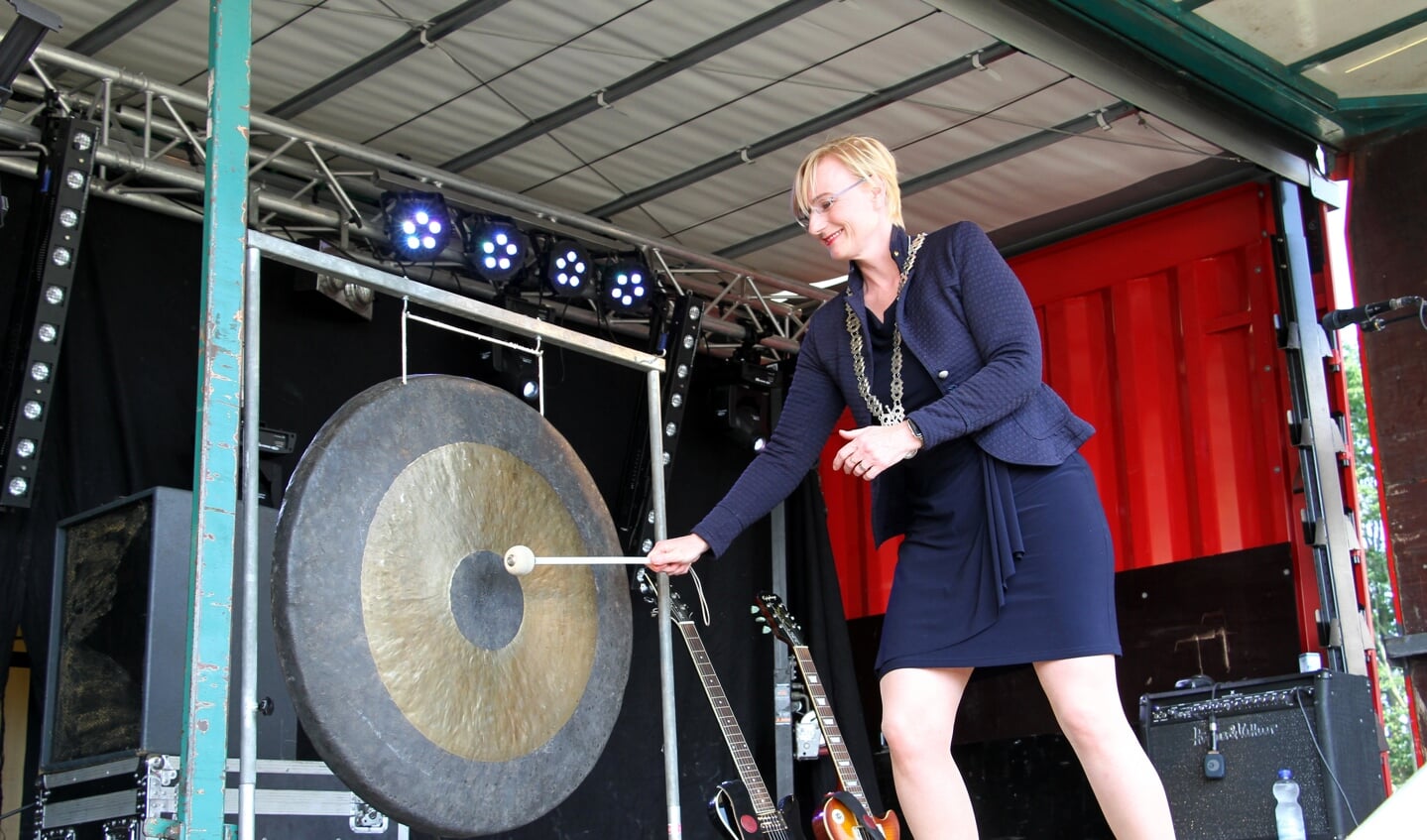 Burgemeester Besselink opent de SamenLoop voor Hoop Bronckhorst. Ze verrichte ook de sluiting met een gongslag. Foto: Liesbeth Spaansen