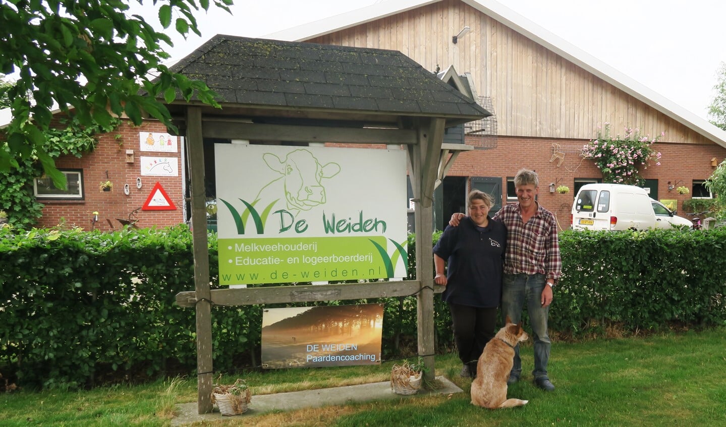 Bennie en Monique Weiden voor hun boerderij aan de Schuurmansweg in Beltrum. Foto: Theo Huijskes