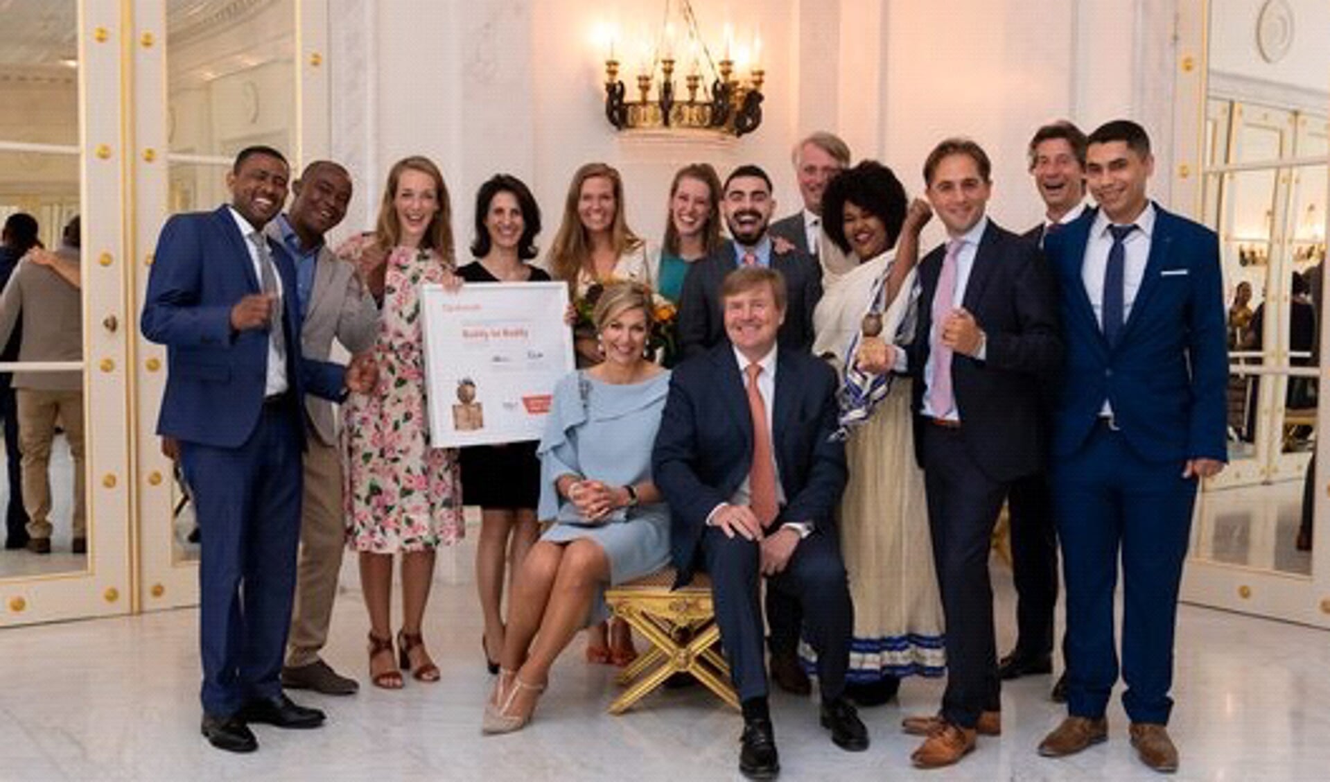 De winnaars van de Appeltjes van Oranje 2018 samen met Koning Máxima en Koning Willem-Alexander. Foto: Oranje Fonds – Bart Homburg.