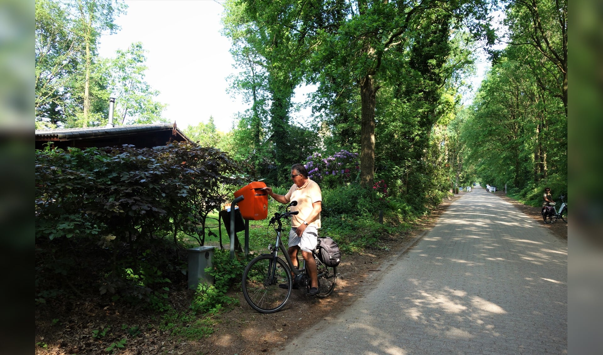 Met Pinksteren dacht Frans van Eenennaam zijn laatste brief te posten in de bus bij het Rommelgebergte, maar dat is dus voorlopig niet het geval. Foto: Clemens Bielen