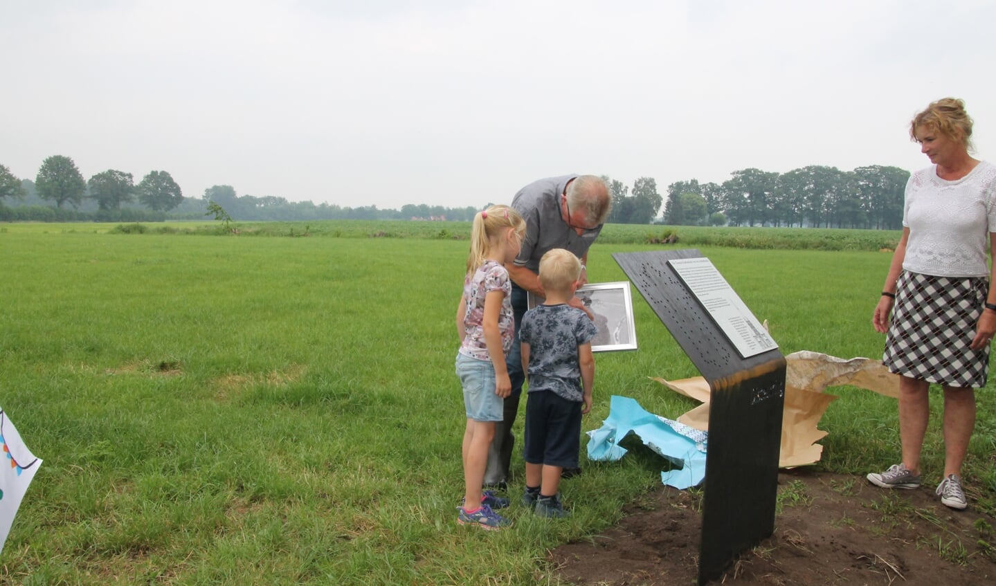 Opa Jan laat Rens en Tess de luchtfoto zien. Foto: Annekée Cuppers