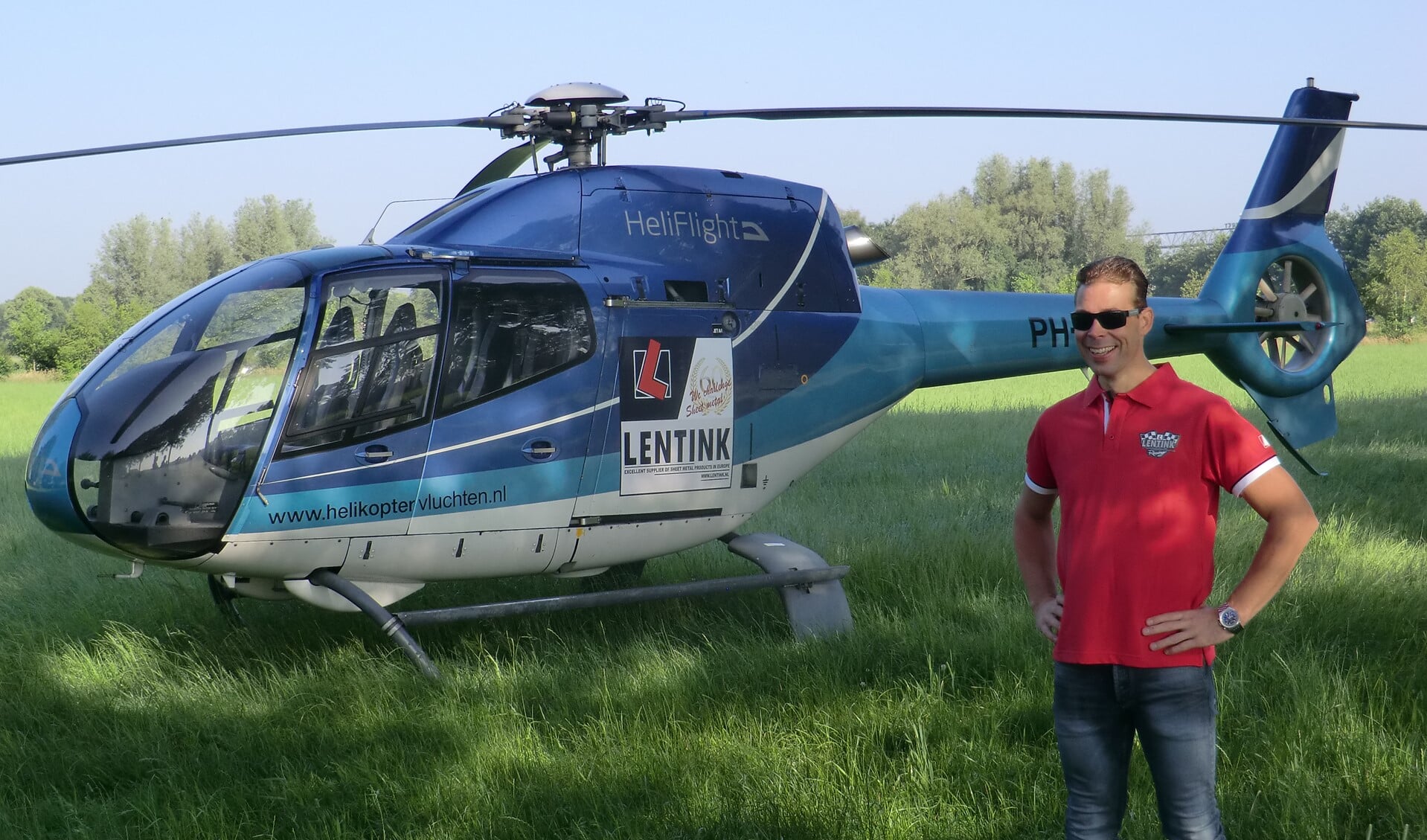 Daniel Lentink bij de helikopter, waarin hij mocht plaatsnemen. Foto: PR